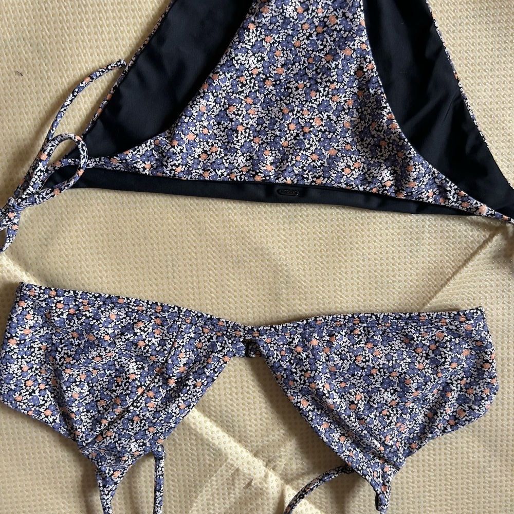 Rip Curl Floral string Bikini with reversible bottoms size large - Picture 4 of 4